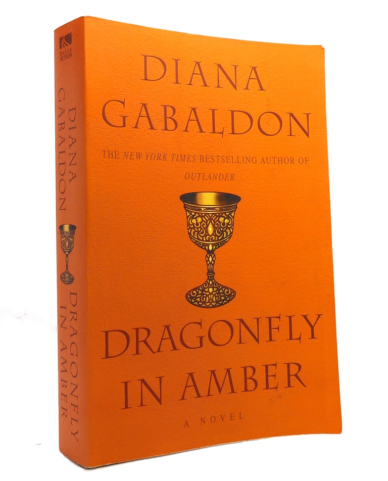 Item #148757 DRAGONFLY IN AMBER. Diana Gabaldon.